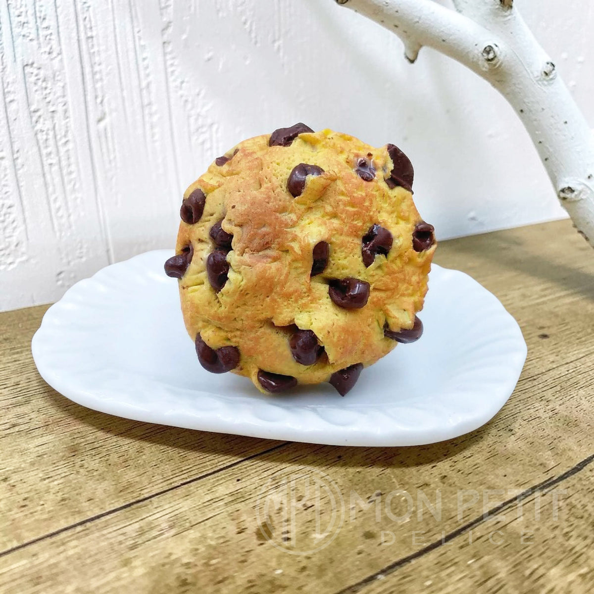 Realistic handmade polymer clay chocolate chip cookie adjustable ring. Kawaii miniature food jewelry gift for bakers.