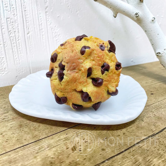 Realistic handmade polymer clay chocolate chip cookie adjustable ring. Kawaii miniature food jewelry gift for bakers.